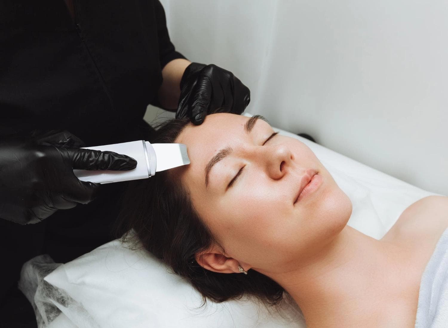 Nicht-invasive Ultraschall-Gesichtsbehandlung in Berlin zur Verbesserung des Hautbildes und Förderung der Absorption