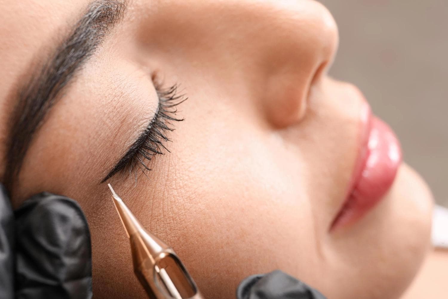Nahaufnahme einer Permanent-Make-up-Behandlung für Eyeliner in Berlin, die ein präzises kosmetisches Tattoo entlang des Wimpernkranzes zeigt