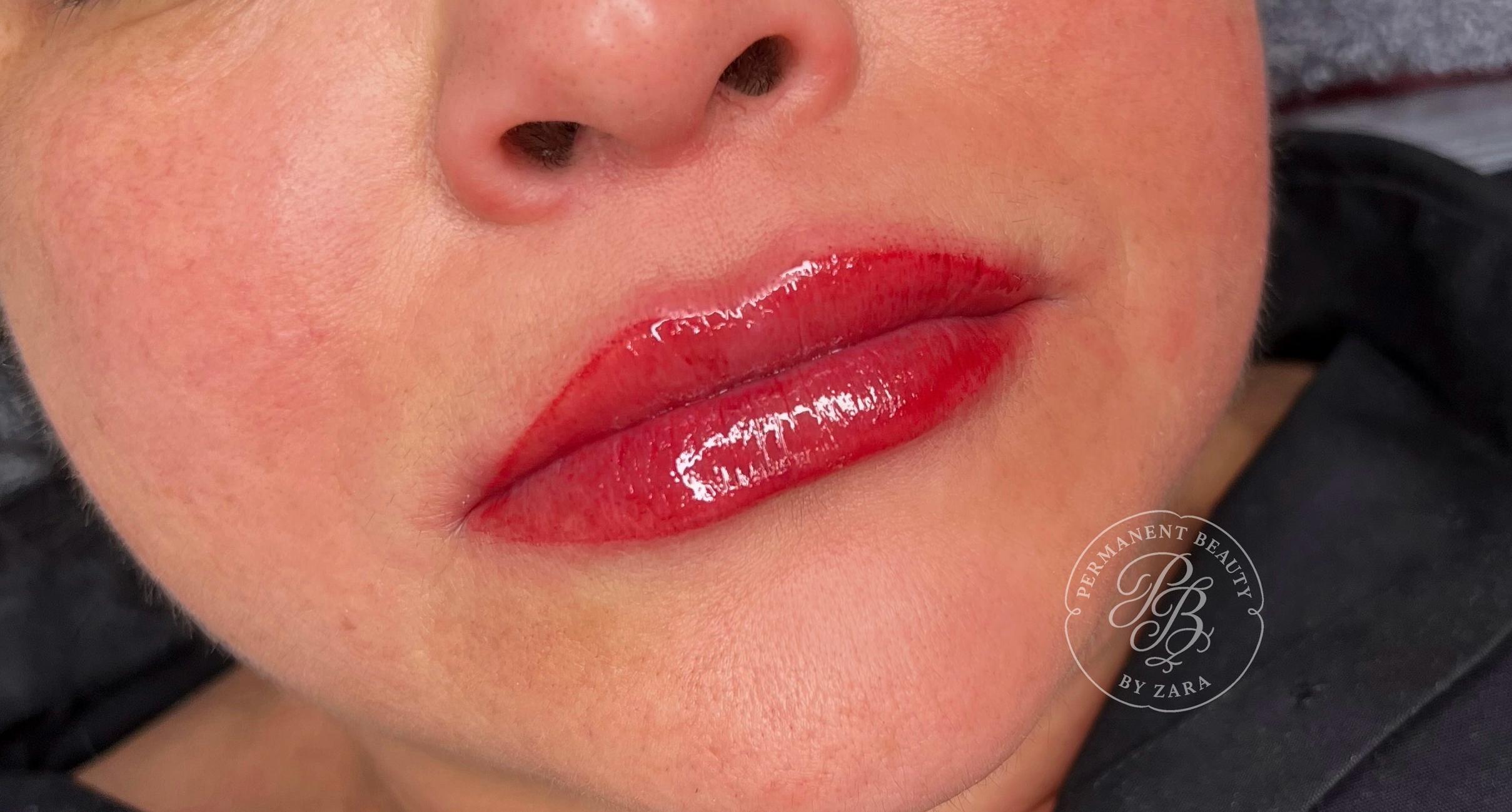 Lippenpigmentierung direkt nach der Behandlung in der Heilungsphase