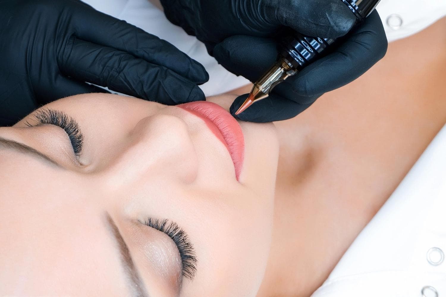 Permanent-Make-up-Behandlung mit Fokus auf Puderschattierung der Augenbrauen