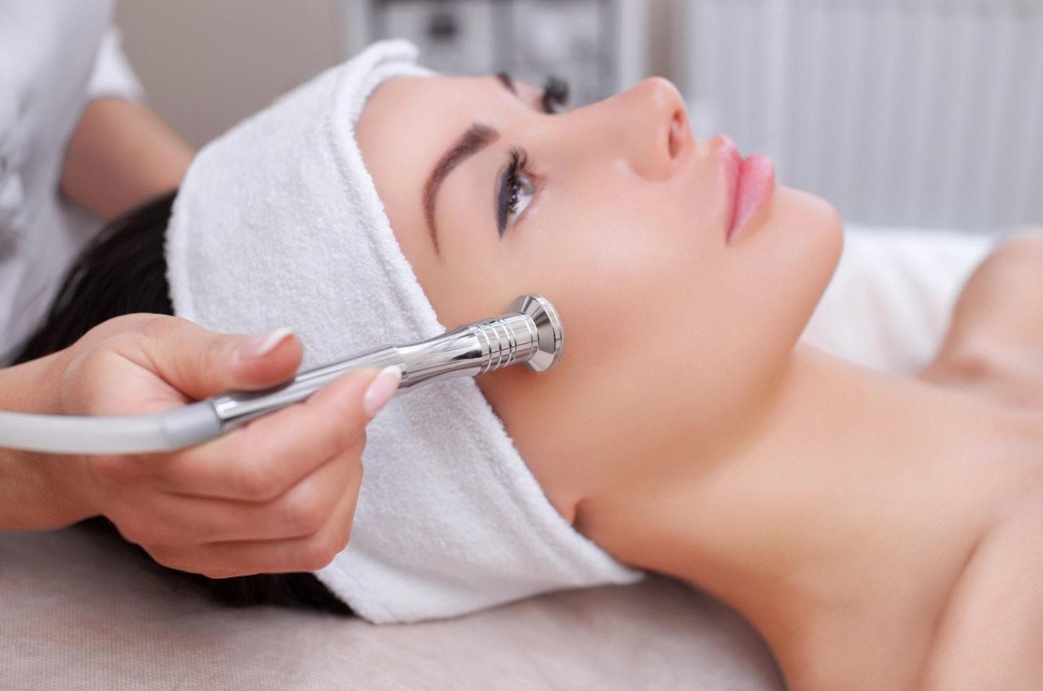 Nahaufnahme einer professionellen Mikrodermabrasions-Gesichtsbehandlung in Berlin mit einem kristallfreien Peeling-Gerät